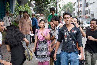 Kızlar ve oğlanlar şehir gençliği Dhaka, Bangladeş sokaklarında   