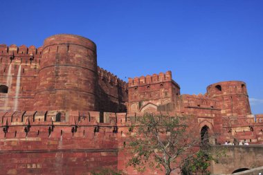 Agra kalesi 16. yüzyılda Yamuna Nehri 'nin batı kıyısına kızıl kum taşı imparator tarafından inşa edildi; Agra; Uttar Pradesh; Hindistan UNESCO Dünya Mirası Bölgesi