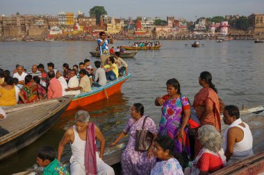 Nehirden geçen hacılar, Varanasi, uttar pradesh, Hindistan, Asya 