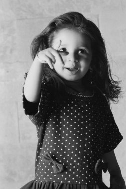 Evde poz veren sevimli Hintli kızın siyah beyaz portresi.