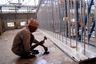 Tekstil fabrikasına yeni makineler kuruluyor; Bombay şimdi Mumbai; Maharashtra; Hindistan