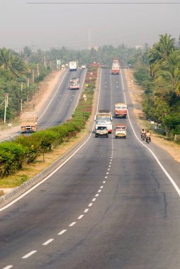 Dharmapuri yakınlarındaki Ulusal Otoyol NH7, Tamil Nadu, Hindistan 