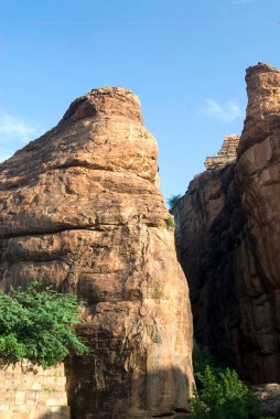 Badami, Karnataka, Hindistan 'daki pas kırmızısı kumtaşı kayalıkları. 