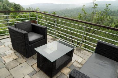 Balkon, sandalye ve kanepe, Sitla Estate, Sheetla, Nainital, Kumaon, Uttarakhand, Hindistan, Asya