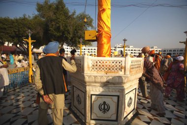Sih, Sachkhand Saheb Gurudwara, Nanded, Maharashtra, Hindistan 'da bulunan Sihs' in kutsal bayrağını (safran cüppeyle örtülmüş) kutsadı. 