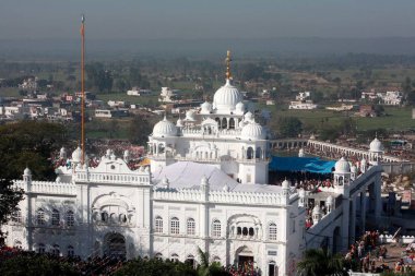 Anandpur Sahib Gurudwara, Rupnagar bölgesinde düzenlenen Hola Mohalla festivali sırasında, Punjab, Hindistan 