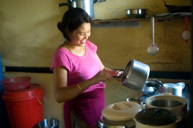 Aşiret kadını yemek pişiriyor; Meiteis; Imphal; Manipur; Hindistan