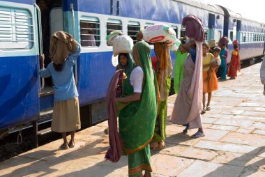 Yolcu trenine binen kadınlar; Manikpur; Uttar Pradesh; Hindistan
