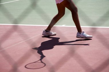 Tenisçinin gölgesi, Bangalore, Karnataka, Hindistan 