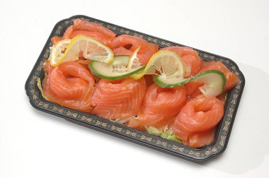 Vejetaryen olmayan Gıda, Füme Somon (İsveççe Rokt Lax) yüzey dokusu temiz ve daha az kemik, katlanmış şekillerde dilimler ve limon ve salatalıkla kaplı ince ve bükülmüş dilimler