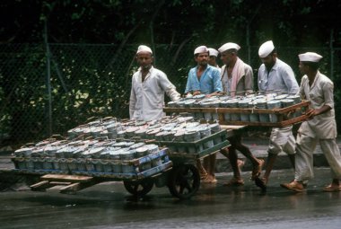 İşçilerin gündüz çekimleri dabbawalas; Mumbai bombay; maharashtra; Hindistan;