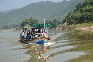 Andhra Pradesh Hindistan 'daki Papi Hill teknesinde turist. 