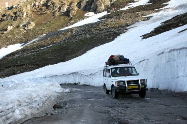 Rohtang Geçidi 'nden geçen turist cipi Manali, Himachal Pradesh, Hindistan