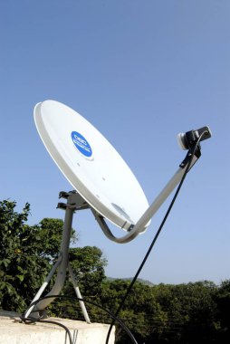 DTH for Television Channel, Harihareshwar, Konkan Region, District Raigad, Maharashtra, Hindistan olarak bilinen uydu vasıtasıyla köy evinin terasındaki çanak anten ve ev eğlencesine doğrudan ev sahipliği yapıyor. 