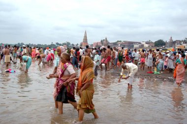Pandarpur, Dist-Sholapur, Maharashatra, Hindistan 'daki Ashadhi Ekadashi festivalinde Chandrabhaga nehrinde kalabalık var. 