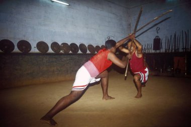 Kalaripayattu Geleneksel Kerala Dövüş Sanatı Sri Muralidharan Gurukal ve müritleri Kottayam, Kerala, Hindistan 