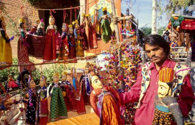 Adam oyuncak bebek satıyor, Suraj kund, Haryana, Hindistan 