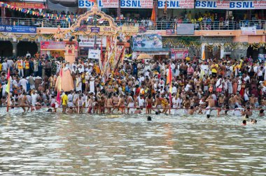 Naga sadhu kshipra nehrine kutsal dalış yapıyor, Madhya pradesh, Hindistan, Asya 