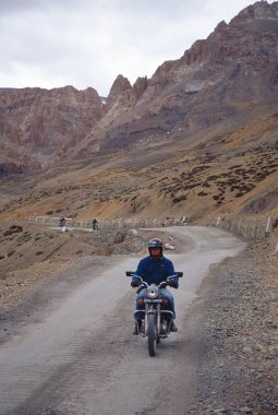 Motosikletli adam, Manali Yolu, Leh, Jammu ve Kaşmir, Hindistan 