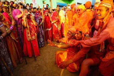 Erkekler kadınlara sataşıyor, Lathmar Holi festivali, Mathura, Uttar Pradesh, Hindistan, Asya 