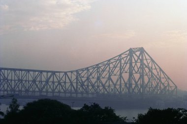 Şafakta Howrah Köprüsü 'nün yapısı, Kalküta, Batı Bengal, Hindistan, Asya