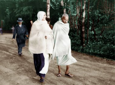 Mahatma Gandhi, Mirabehn ile birlikte 9 Aralık 1931 'de İsviçre, Villeneuve Montreux' da yürüyordu. 