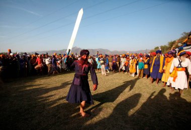Holi festivali sırasında kılıçlı Nihang ya da Sih savaşçısı, Hindistan 'ın Rupnagar ilçesindeki Anandpur sahib' de Hola Mohalla kutlamalarıyla Gulal 'e gömüldü. 