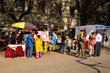 Buz festivalindeki insanlar ve Kala Ghoda Sanat Festivali 2009, Bombay Mumbai, Maharashtra, Hindistan.