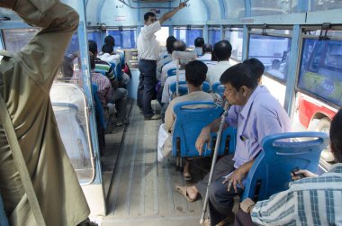 Kolkata otobüsündeki insanlar Batı Bengal Hindistan Asya 