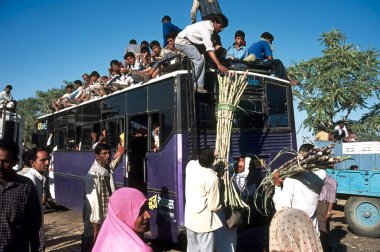 Toplu taşıma, kalabalık otobüs caddede duruyor, Pushkar, Rajasthan, Hindistan 