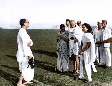 Mahatma Gandhi, Dr Sushila Nayar ve Abha Gandhi ile yürüyor, Hindistan, Asya, Temmuz 1944