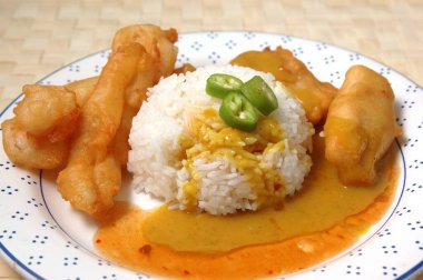 Çin yemeği, yağda kızartılmış karides, buğulanmış pirinç ve soslu kara balık böreği.