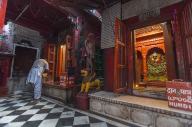 Rahip tapınakta dua ediyor, Varanasi, uttar pradesh, Hindistan, Asya 