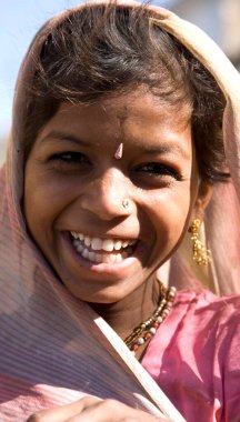 Kırsal kesimdeki kızlar Hint kostümü giyip gülüyor, Bheel basti, Dilwara köyü, Udaipur, Rajasthan, Hindistan 