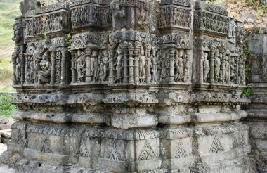 UNESCO dünya mirası Champaner Pavagadh; Lakulisha Tapınağı MS 10-11. yüzyılda inşa edildi Lakulisha; Dakshinamurti; Brahma; Vishnu; Shiva; Indra; Gajendramoksha; Champaner; Panchmahals bölgesi; Gujarat eyaleti; Hindistan ; 