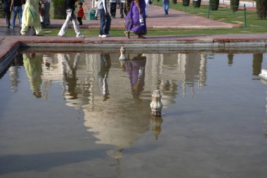 Taj Mahal 'in Yamuna Nehri, Agra, Uttar Pradesh, Hindistan UNESCO Dünya Mirası Bölgesi' nin güney kıyısındaki Yedinci Dünya Harikaları gölündeki yansıması