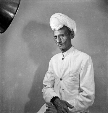 Eski siyah beyaz 1900 'lü yılların Hindistan sarığı ceket giyen Hintli erkek stüdyo resmi 1940' ların