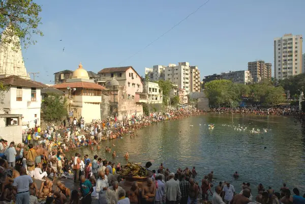 İnsanlar Banganga Gölü, Walkeshwar, Bombay Mumbai, Maharashtra, Hindistan 'da Babalar Gecesi' nde veya Sarvapitri Amavasya 'da puja yapıyorlar. 