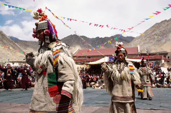 Batalik kadınlar, brokpa sürü dansçıları, ladakh festivali, ladakh, Jammu ve Kashmir, Hindistan 