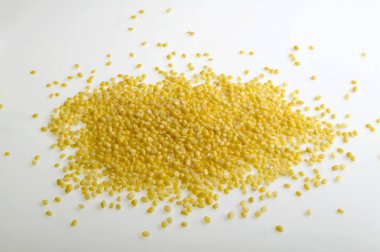 Bölünmüş ve derisi yüzülmüş Moong Fasulyeleri, beyaz arka planda cilalanmış moong dalları