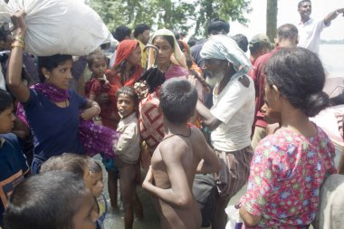 2008 yılında büyük oranda yoksulluk sınırının altında acı çeken Kosi nehri seli Purniya ilçesinde, Bihar 'da, Hindistan' da,