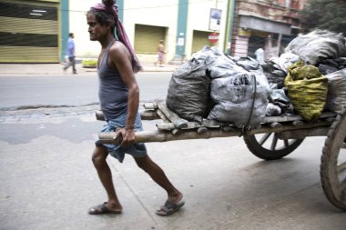Sokak sahnesi, ağır işçilik dolu el arabası, şimdi Kalküta, Batı Bengal, Hindistan 
