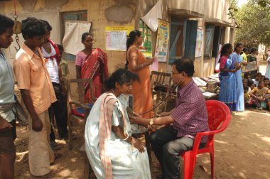 Sokakta İlköğretim Sağlık Merkezi 'ne Yakın Kalabalık 