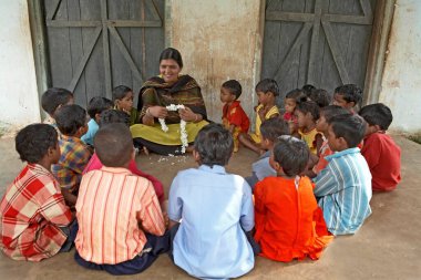 Çin Kırsal Gelişim Örgütü CORD adlı STK tarafından çocuklarla kırsal okuldaki öğretmenlik sosyal girişimi başlatıldı. Deuladiha. Orissa. Hindistan   