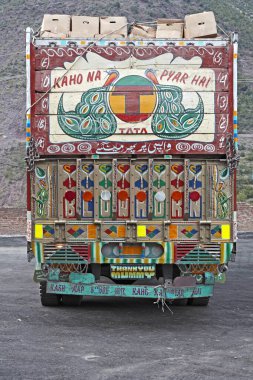 Uri Jammu & Kashmir Hindistan Asya 'yı taşıyan Boyalı Kamyon 