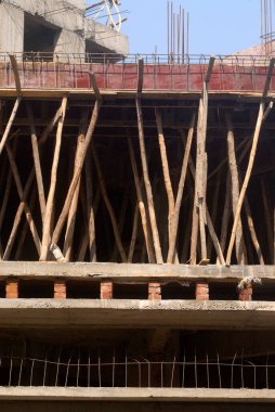 Yapım aşamasında olan Pune, Maharashtra, Hindistan 'da beton döşeme için merkezileştirme ve destek çalışmaları 