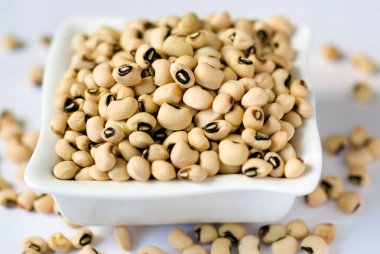 Beyaz arka planda tepside siyah fasulye vigna unguiculata