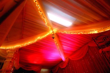 Tipik Hint düğün süslemesi.