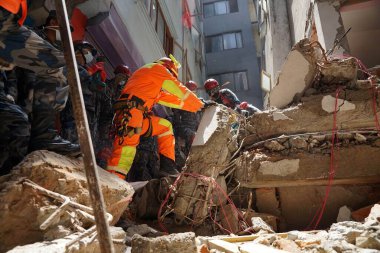 Kurtarma ekipleri cesetleri arıyor. Deprem, Nepal, Asya. 