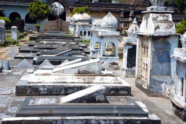 Mirjafar 'ın mezarı dört erkek çocuk ailesi, Murshidabad, Batı Bengal, Hindistan.